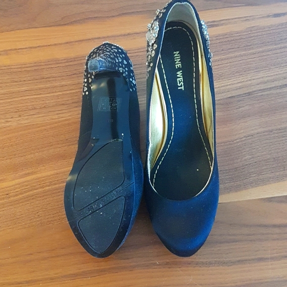 NINE WEST Satin finish heels - size 9 - Picture 2 of 4